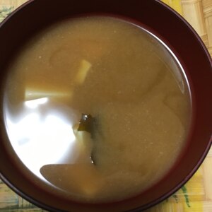 定番のワカメ豆腐味噌汁